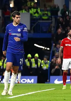 Morata làm mặt "đưa đám" trả đũa huyền thoại Chelsea