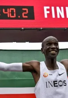 VĐV Eliud Kipchoge trở thành người đầu tiên chinh phục đường đua marathon dưới 2 giờ