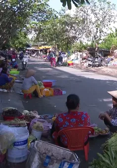 Nâng cấp chợ chậm tiến độ tiểu thương tràn ra đường buôn bán