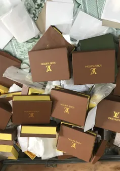 Tạm giữ 1.500 sản phẩm giả nhãn hiệu bày bán tại các chợ ở TP.HCM
