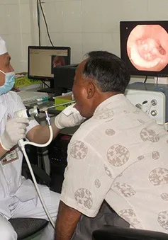 Hy hữu: Khó thở, không ăn được vì hóc... phao câu vịt