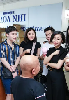 Cao Thái Hà, Tuyết Lan đồng hành cùng NTK Ivan Trần giúp đỡ trẻ em ung thư