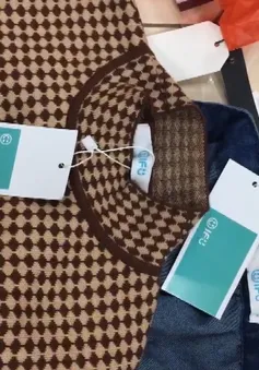 Tạm giữ gần 4 tấn quần áo cắt mác nước ngoài gắn nhãn thương hiệu Việt