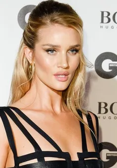 Rosie Huntington-Whiteley lý giải việc không đăng ảnh con trai lên mạng xã hội