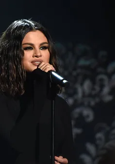 Selena Gomez hoảng loạn trước khi trình diễn tại AMAs 2019