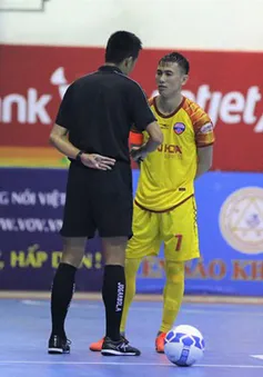 Tuyển thủ futsal Việt Nam bị cảnh cáo vì hành vi ngồi trên bóng buộc giày