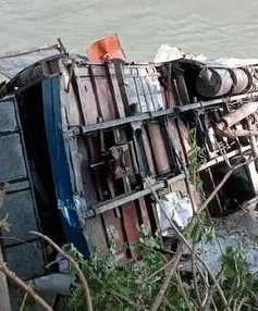 Xe bus rơi xuống sông tại Nepal,  ít nhất 17 người thiệt mạng