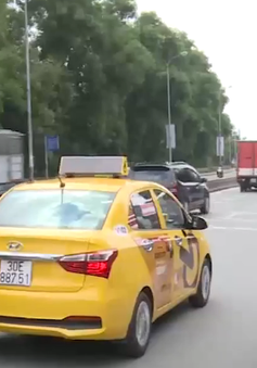 Taxi công nghệ có thể gắn hộp đèn hoặc dán chữ "xe taxi" trên kính