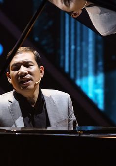 “Táo kinh tế” Quang Thắng tự đệm piano khoe giọng hát ngọt ngào