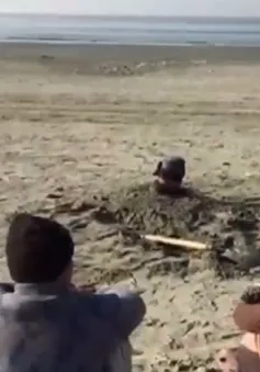 Người Pakistan ủ mình trong cát để chữa bệnh