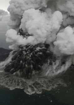 Núi lửa Anak Krakatau ở Indonesia bất ngờ thức giấc