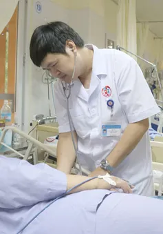 Sốc phản vệ nguy kịch vì ăn... nhộng tằm