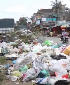 Hà Tĩnh: Rác chất thành đống dọc Quốc lộ 1