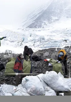 Trung Quốc hạn chế du khách đến khu vực núi Everest