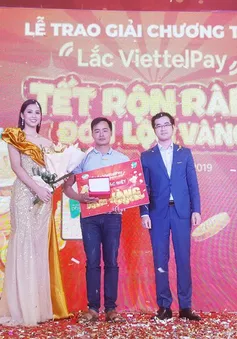 Khách hàng may mắn trúng thưởng 1kg vàng của ViettelPay