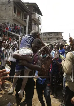 Nhiều trẻ em bị mắc kẹt trong vụ sập nhà ở Nigeria