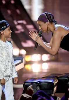 iHeartRadio Music Award 2019: Đưa con trai lên sân khấu, Alicia Keys có tiết mục siêu dễ thương