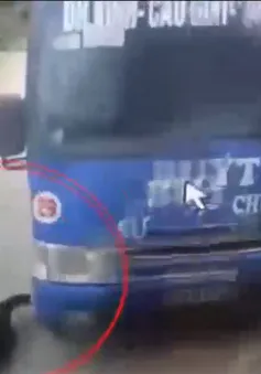 Va chạm với xe bus, em nhỏ may mắn thoát chết trong gang tấc