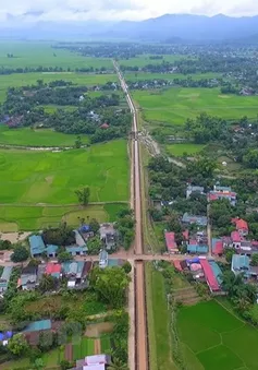 Thanh niên xung phong dẫn nước cho cánh đồng Mường Thanh