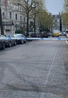 Anh bắt giữ đối tượng lao xe vào Đại sứ quán Ukraine tại London