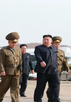 Nhà lãnh đạo Triều Tiên Kim Jong-un thị sát cuộc diễn tập bay