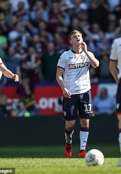 Các cầu thủ Bolton Wanderers đình công trước trận đấu quan trọng