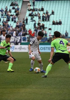 Báo Hàn tìm ra nguyên nhân Công Phượng thành “người vô hình” ở trận gặp Jeonbuk Hyundai