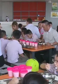 Thầy cô ăn trưa cùng học sinh tại nhiều trường ở TP Huế