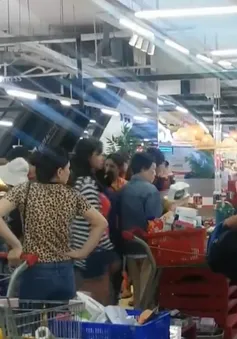 Người dân TP.HCM đổ xô mua hàng, siêu thị Auchan quá tải