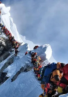 Xếp hàng chờ leo lên Everest, 2 người chết