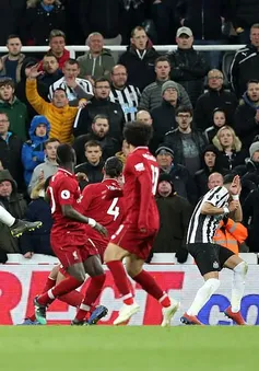 VIDEO Newcastle 2-3 Liverpool: Thắng nghẹt thở, The Kop "cầm cờ" thách thức Man City