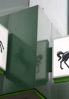 Anh: Tập đoàn ngân hàng Lloyds đóng băng 8.000 tài khoản để chống rửa tiền