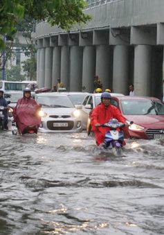 Nhiều tuyến đường ở TP.HCM ngập nặng do mưa lớn