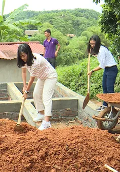 Quỹ Tấm lòng Việt và du học sinh Mỹ khoác chiếc áo mới cho điểm trường vùng cao