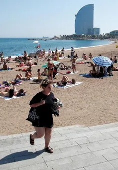 Sơ tán bãi biển tại Barcelona, Tây Ban Nha do phát hiện bom