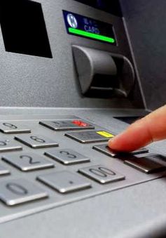 Hai bảo vệ khống chế người nước ngoài gắn thiết bị lạ vào trụ ATM