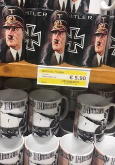 Du khách Anh “choáng váng” khi thấy đồ lưu niệm có hình Hitler