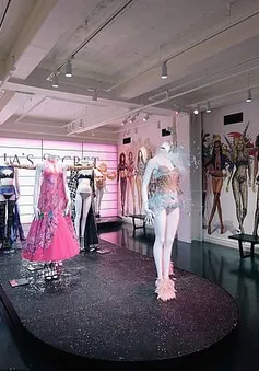 Victoria’s Secret làm mới nhãn hiệu với việc lần đầu tiên chiêu mộ mẫu chuyển giới