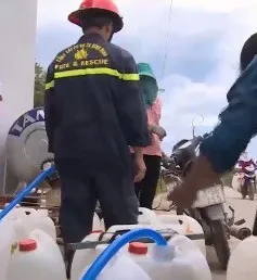 Buổi sáng với những chuyến xe đưa nước về vùng hạn