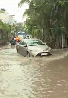 Giao thông ở TP.HCM vào giờ tan tầm căng thẳng và hỗn loạn sau những cơn mưa lớn