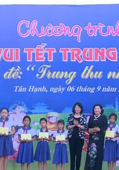 Phó Chủ tịch nước Đặng Thị Ngọc Thịnh vui Trung thu với học sinh Vĩnh Long