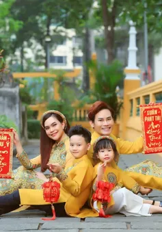 MC Hồng Phúc diện áo dài chụp ảnh xuân cùng bà xã Quỳnh Phượng và hai con