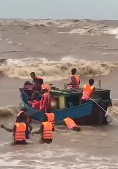 Điều trực thăng đến cứu 8 thuyền viên tàu Vietship 01