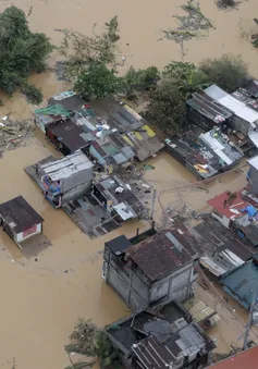 Nhiều vùng tại Philippines vẫn ngập sâu dù bão Vamco đã tan