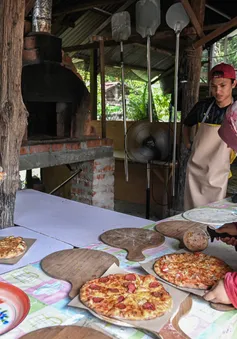 Malaysia: Vượt khó thời dịch COVID-19 nhờ ý tưởng nhà hàng pizza tại gia