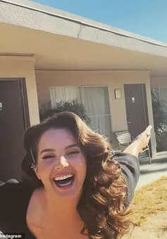 Lana Del Rey đính hôn sau khi hẹn hò qua ứng dụng