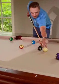 Jordan Spieth trổ tài chơi billiards
