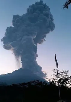 Indonesia đóng cửa sân bay do núi lửa Merapi phun trào