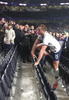 Eric Dier xô xát với CĐV trên khán đài