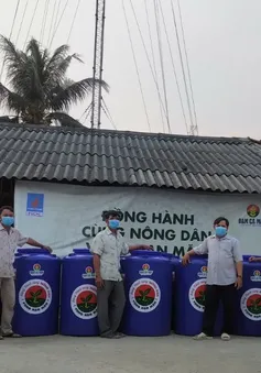 Tặng hàng trăm bồn chứa nước cho dân vùng hạn mặn